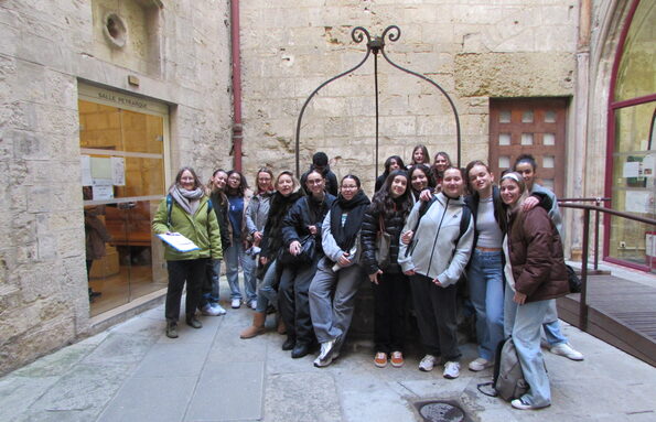 Groupe dans la cour du musée du vieux Montpellier