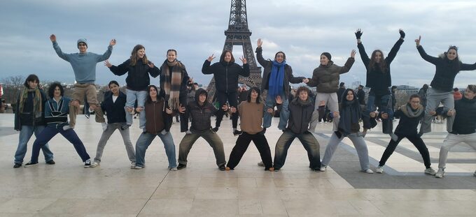 Collectif cirque devant la tour Eiffel
